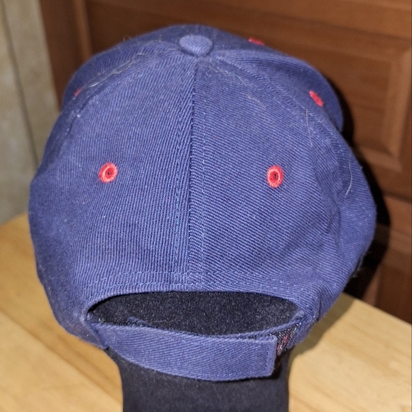 A Fan Favorite Atlanta Braves adjustable ball cap/truckers hat. Pre-loved - Picture 3 of 8